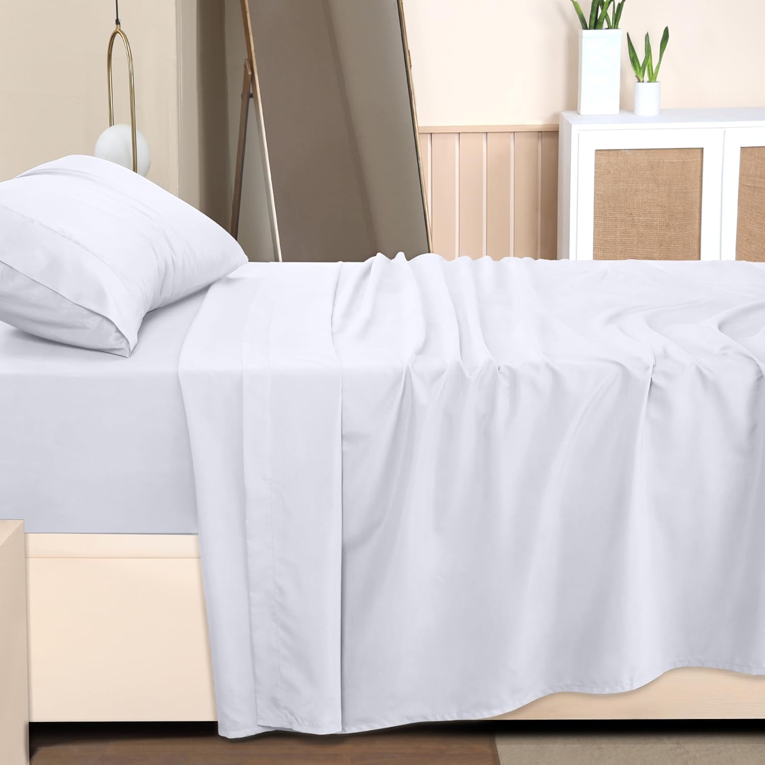 Luxurious Bedsheet Set With Deep Pocket Design